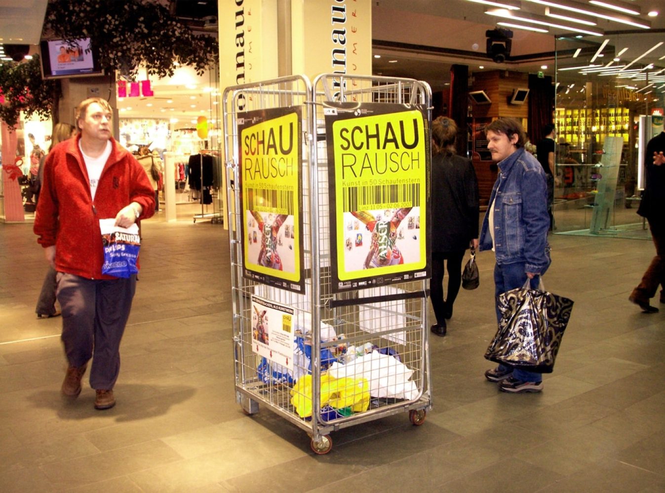 Collection container in a Linz shopping centre where visitors could deposit commercial plastic bags for the Schaurausch project.