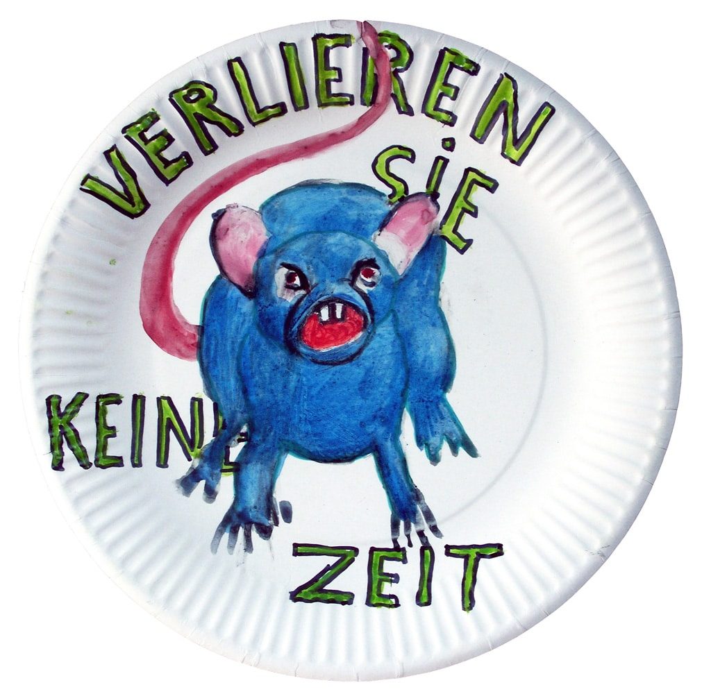 Watercolour of a blue figure with the words “Verlieren Sie keine Zeit” on a paper plate.